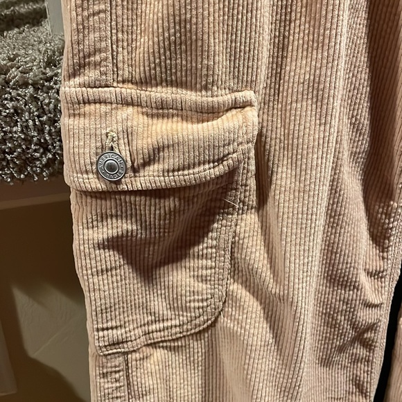 American Eagle tan corduroy cargo pants size 2, short - Picture 3 of 7